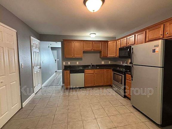 4th image of 704 Fountain View Dr