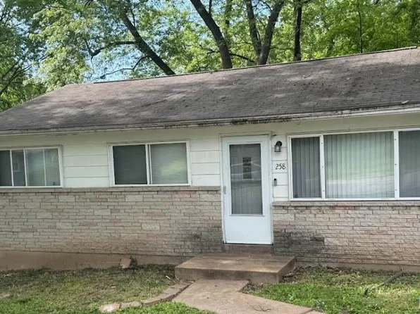 258 Becker Dr, Saint Louis, MO 63135