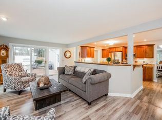 215 W Zedler Ln, Mequon, WI 53092
