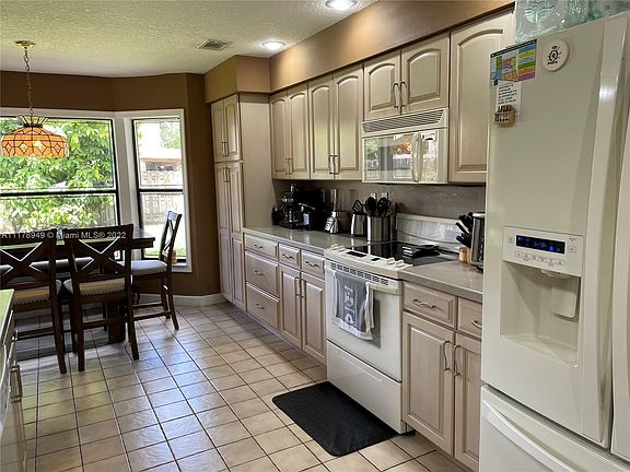 4th image of 701 Bluebird Ln #0