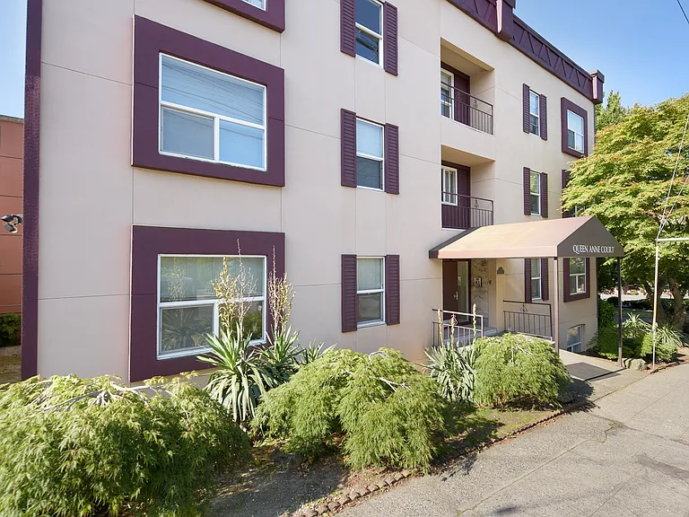 Queen Anne Court — Photo 31