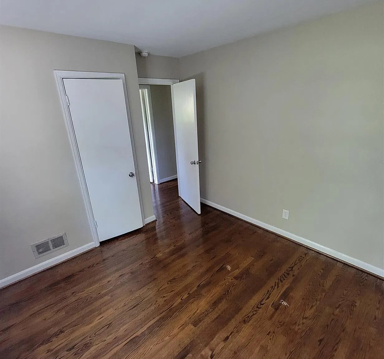 3 bed, 1.0 bath, 1100 sqft, $1,200 — Photo 4