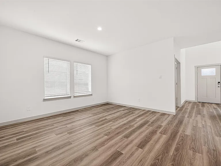 1107 Lakes Edge Ln — Photo 14
