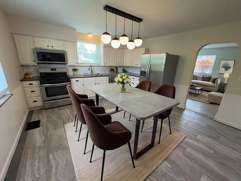 464 Cloverdale Ave — Photo 4