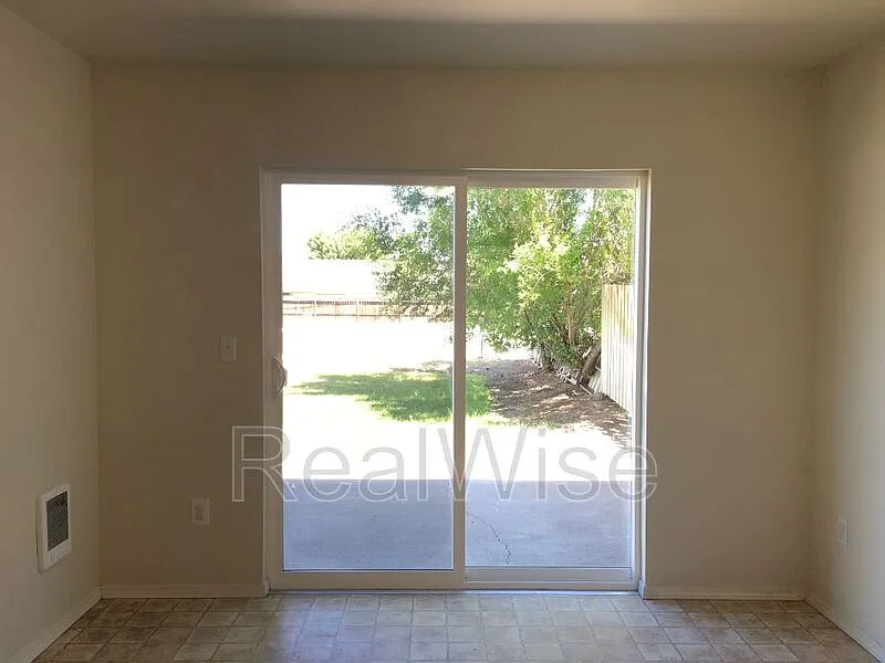 3 bed, 2.5 bath, 1300 sqft, $1,995 — Photo 4
