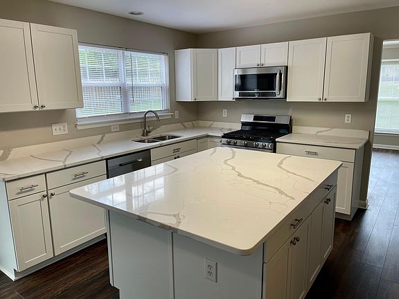 4th image of 4 Newbury Dr