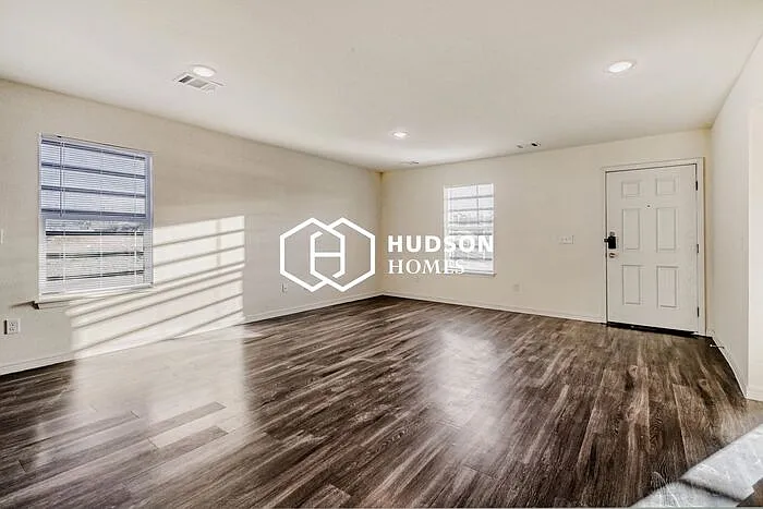 3 bed, 2.0 bath, 1090 sqft, $1,249 — Photo 4