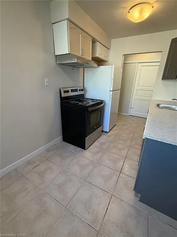 3 bed, 1.0 bath, 1000 sqft, $2,000 — Photo 4
