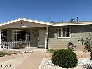 649 De Vargas Dr — Photo 1