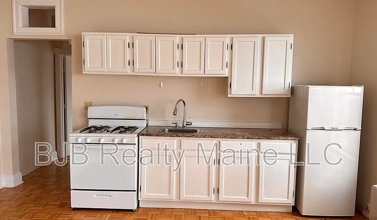 221 Woodford St #3 — Photo 9