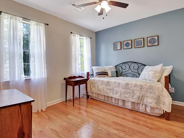 Third guest room with twin