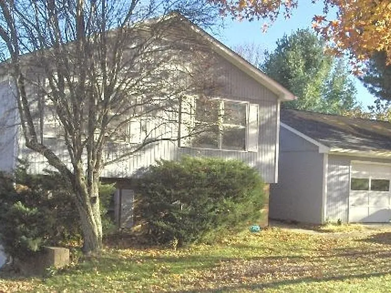 306 Woodbine Dr — Photo 1