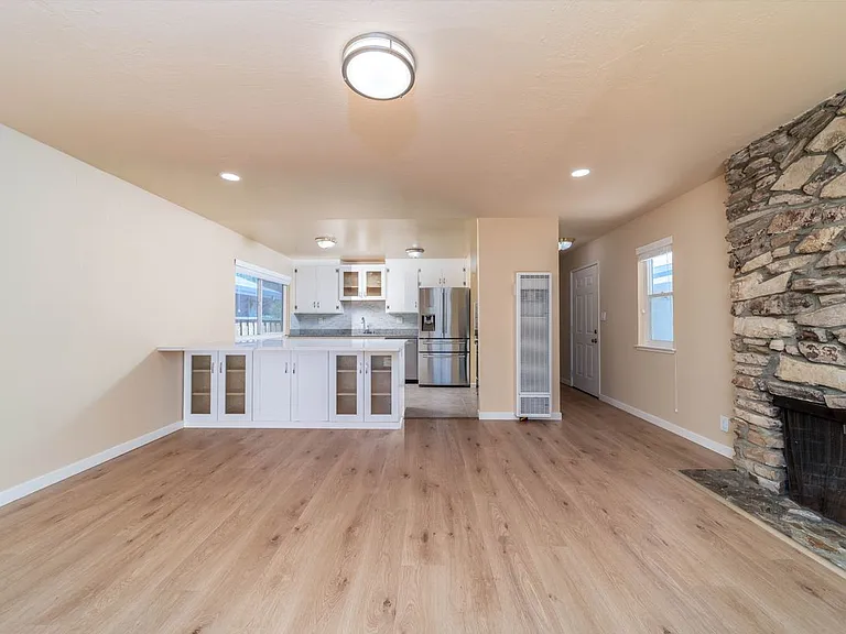 877 Miller Ave — Photo 4