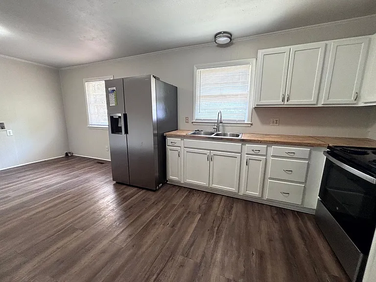 944 Lark Dr — Photo 2