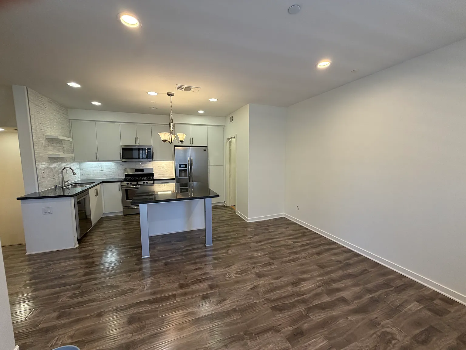 2 bed, 2.5 bath, 1158 sqft, $3,400 — Photo 4