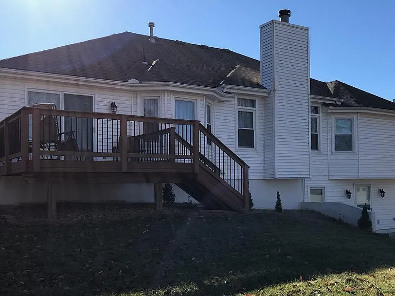 1200 NE Franklin Dr — Photo 2