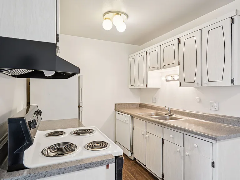 Outer Drive Manor Apartments — Photo 44