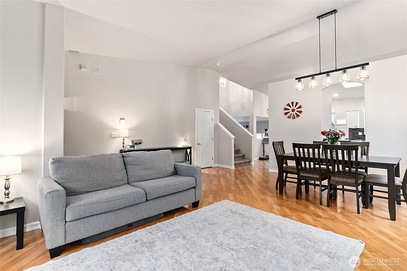 5th image of 10018 Cascadian Avenue SE