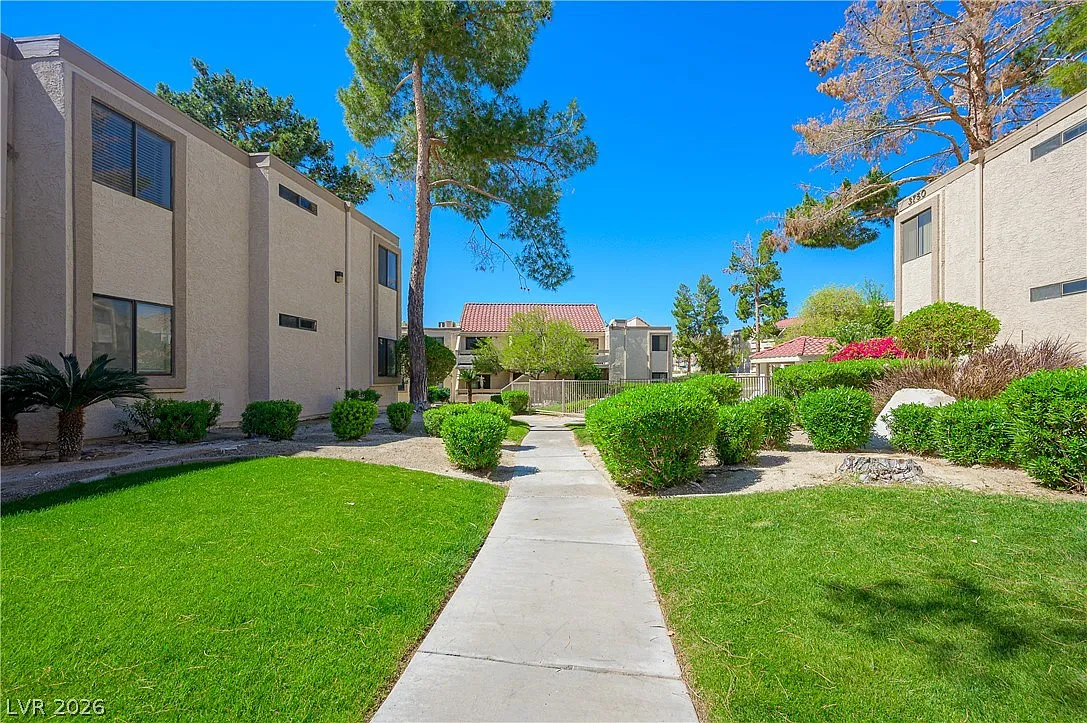 2 bed, 1.0 bath, 810 sqft, $1,350 — Photo 2