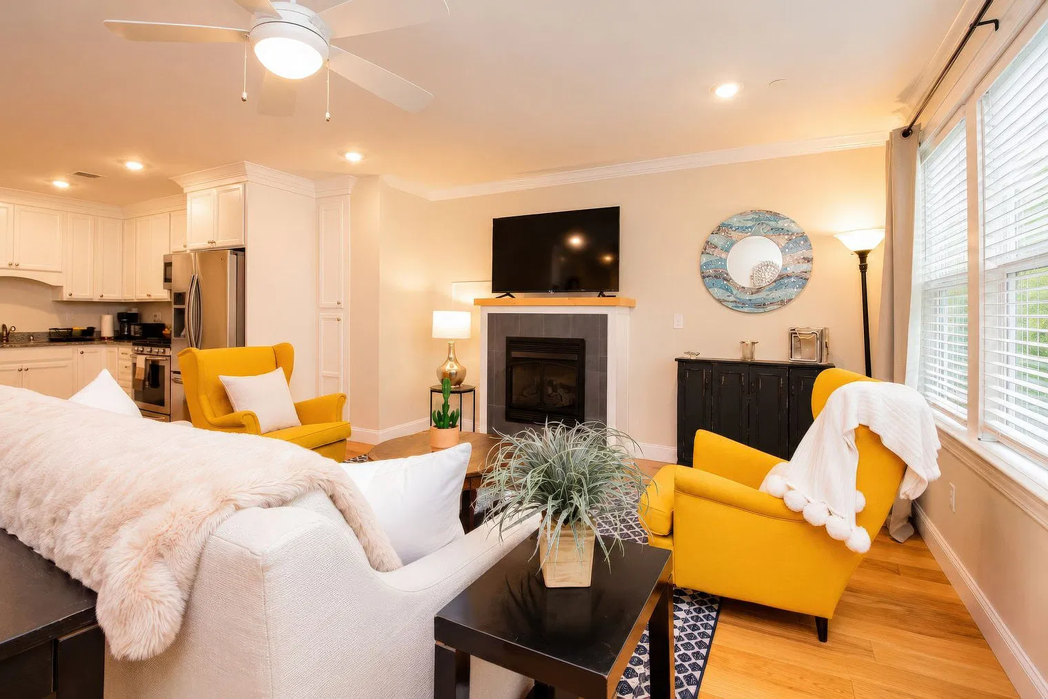 2 bed, 2.0 bath, 990 sqft, $7,746 — Photo 1