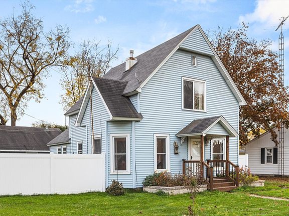 3rd image of 102 Waverly St