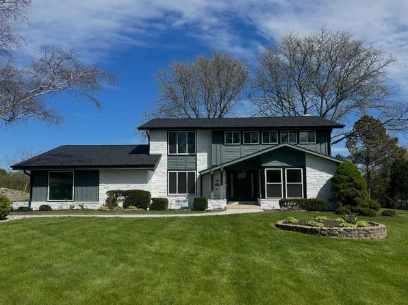 7693 Overlook DRIVE, Greendale, WI 53129