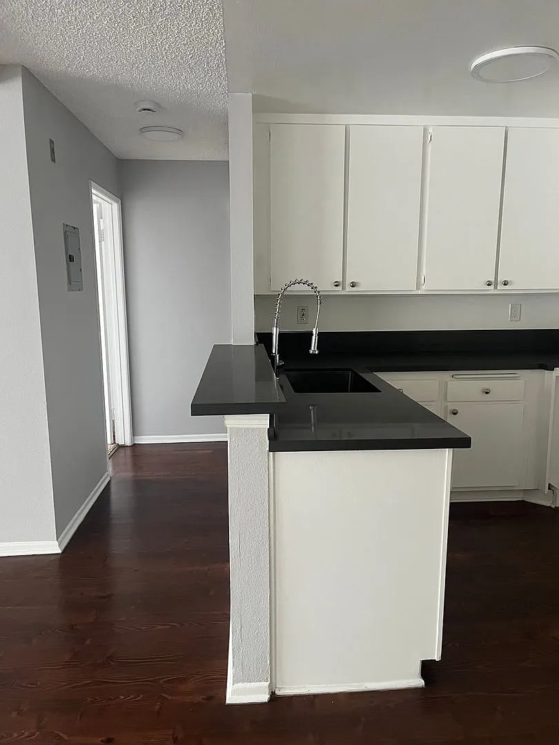 7320 Hazeltine Avenue (5295) — Photo 3