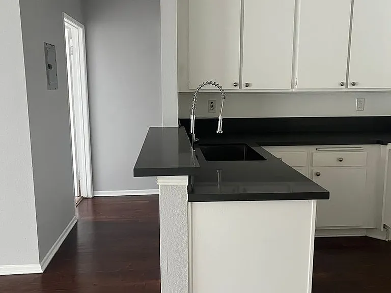 7320 Hazeltine Avenue (5295) — Photo 16