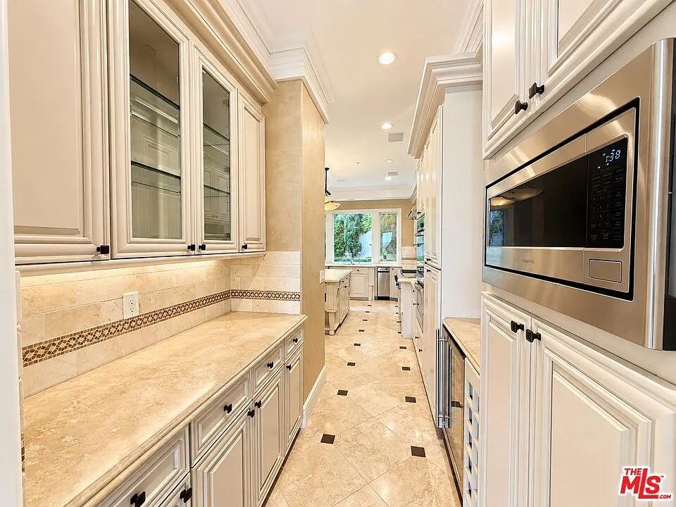 5 bed, 5.0 bath, 4583 sqft, $20,000 — Photo 3