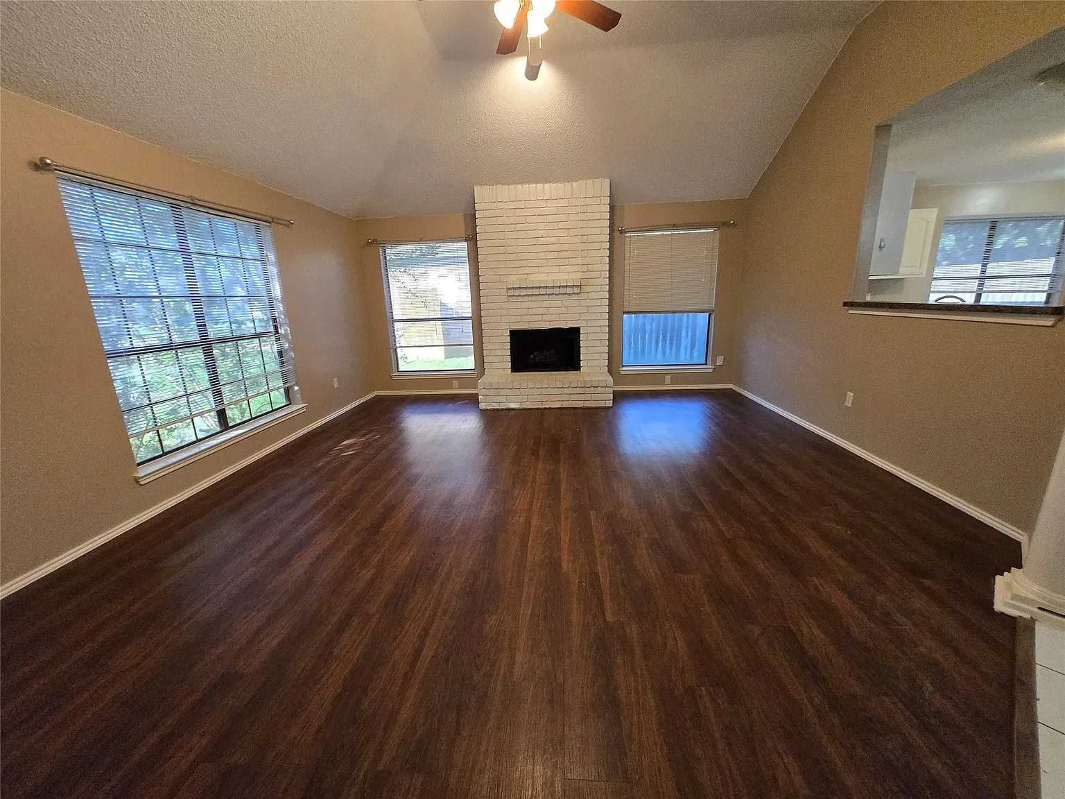 3 bed, 2.0 bath, 1571 sqft, $2,100 — Photo 4