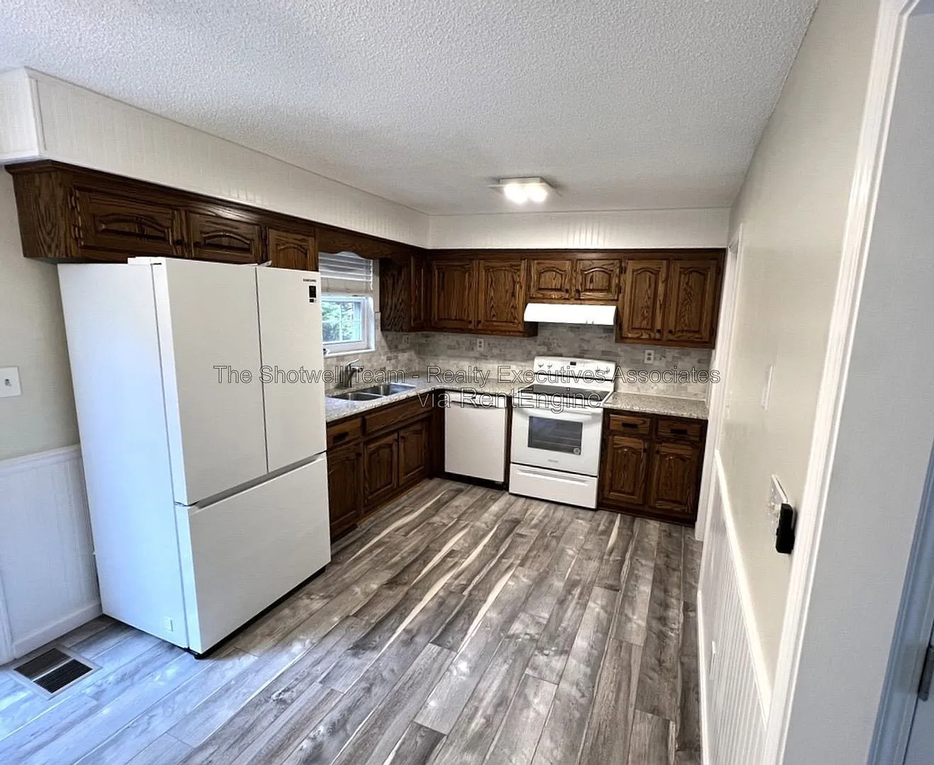 2 bed, 1.5 bath, 1150 sqft, $1,600 — Photo 2