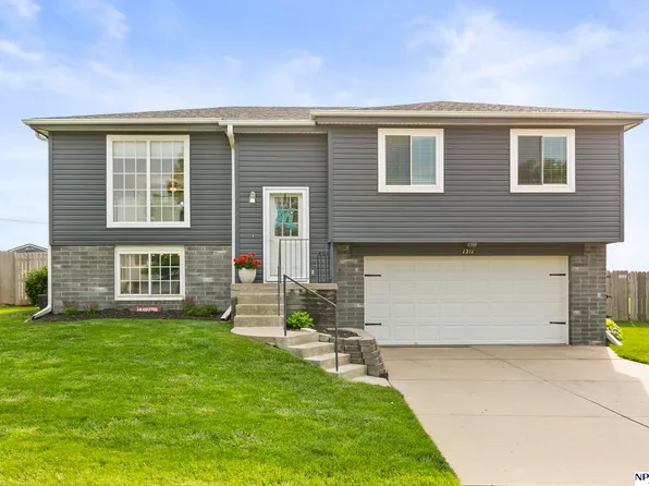 1211 Devon Dr, Papillion, NE 68046
