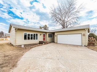 220 N 8th St, Oakes, ND 58474