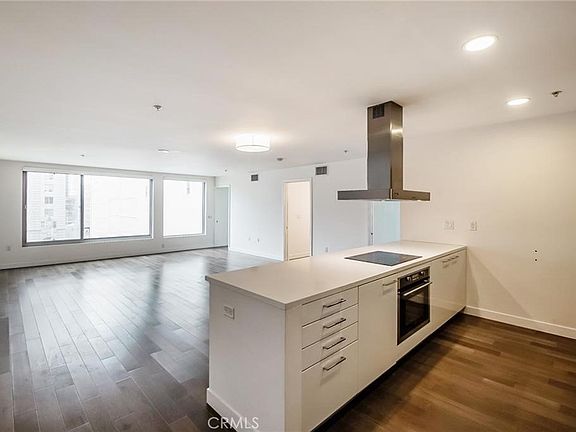 2nd image of 901 S Flower St Unit 616