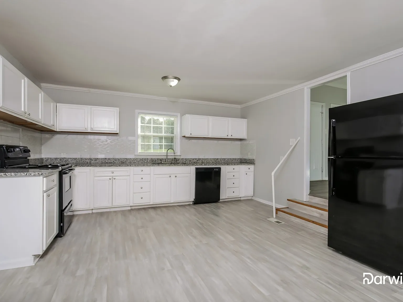 5 bed, 1.5 bath, 3316 sqft, $2,260 — Photo 2