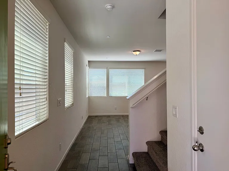 2062 N Perry Ln — Photo 3