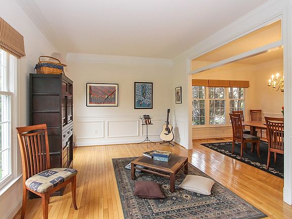 4th image of 10 Martins Ln