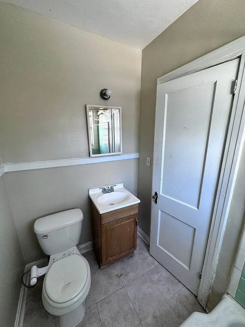 1267 McDuff Ave S 6 Plex - 1263 McDuff Ave S — Photo 2