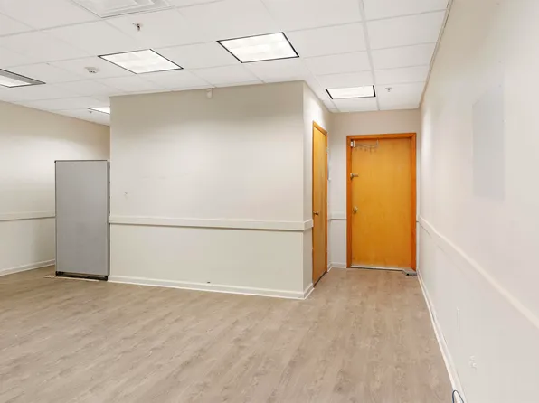 910 Summit Avenue image 7 of 15