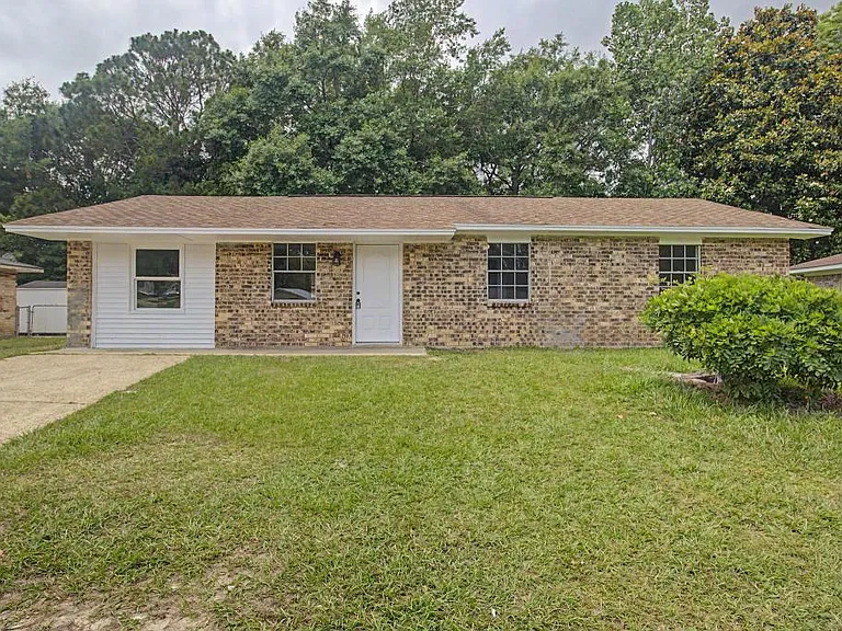 108 Phylis Dr — Photo 2