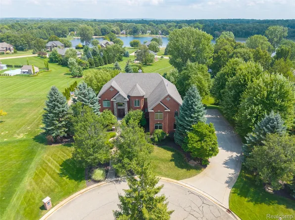 840 High View Ct, Oxford, MI 48371