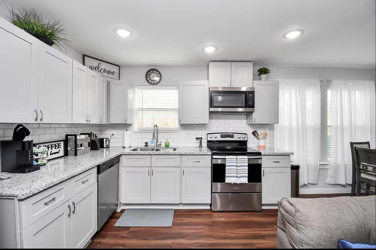 3 bed, 2.0 bath, 1160 sqft, $1,850 — Photo 2