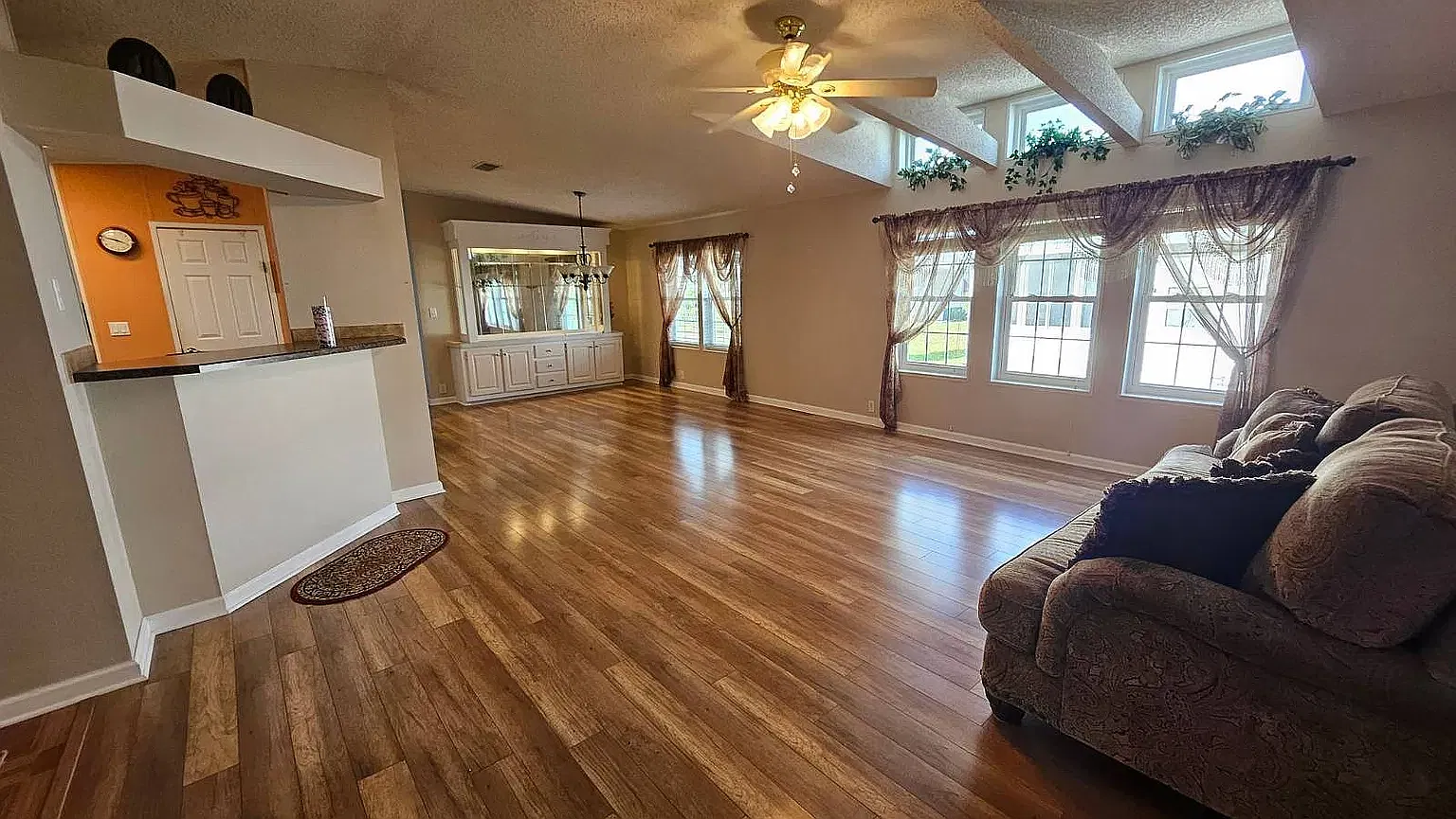 3 bed, 1998 sqft, $2,500 — Photo 4