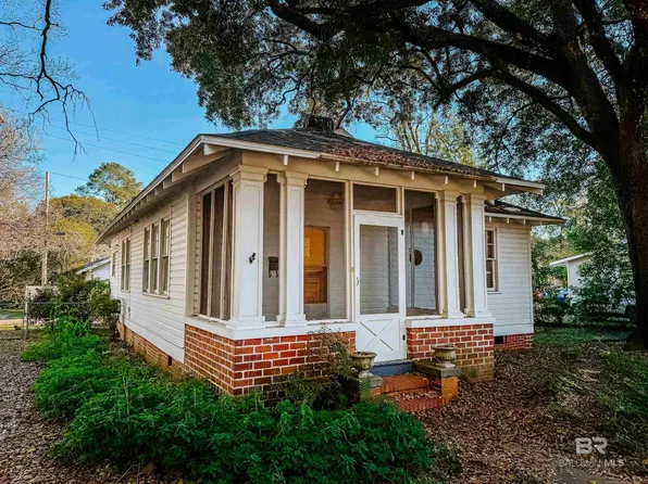 206 1st St, Chickasaw, AL 36611