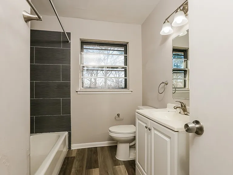1393695_025_main_bathroom_13534215.jpg
