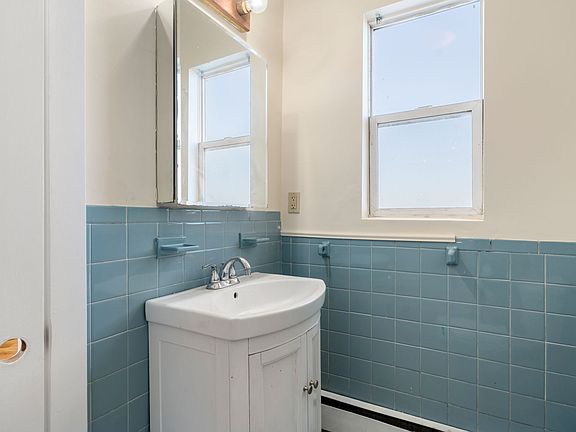 3rd image of 585 Shirley St #11336322