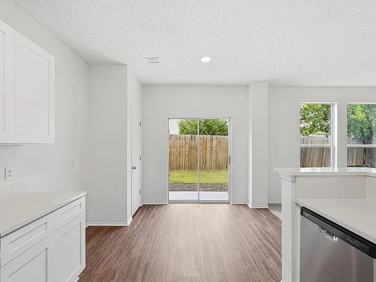 725 Parkford Ln — Photo 16
