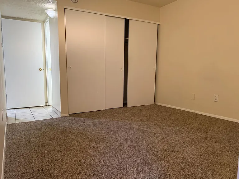 Large Quiet Two Bedroom — Photo 18