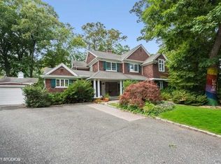 56 Wickham Rd, Roslyn Heights, NY 11577