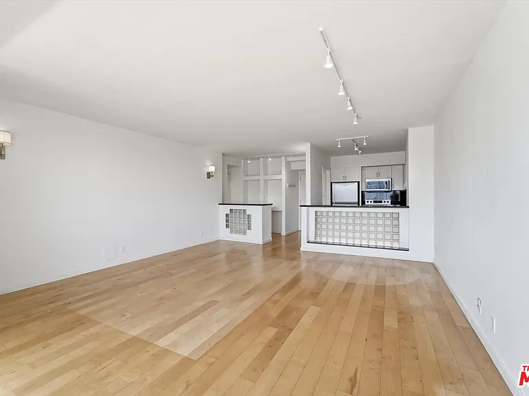 969 Hilgard Ave #1106 — Photo 6